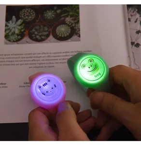 Cartoon oplichtende muggenwerende armband voor kinderen, LED licht ontwerp, mooie detailweergave.