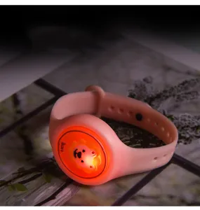 Kinderen LED oplichtende muggenwerende armband, schattig cartoon design zachte siliconen.