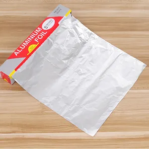 Schwere Aluminiumfolienrolle für die Küchenzubereitung, zum Backen und Grillen zu Hause.