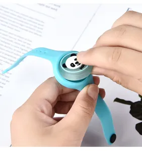 Kinderen cartoon panda muggenwerende siliconen armband detail weergave voor buiten.