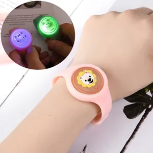 Kinderen schattig cartoon gloeiend anti muggen armband siliconen horloge outdoor