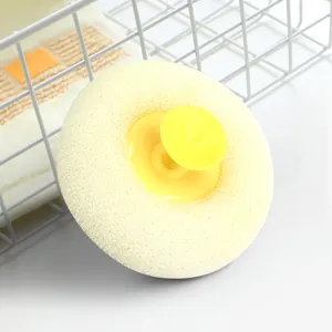 Gelber runder Badeschwamm mit Saugnapf für Körperpeeling und sanfte tägliche Dusche Reinigung.