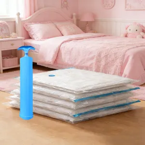 Sacchetti sottovuoto con pompetta manuale per coperte e vestiti in camera da letto.