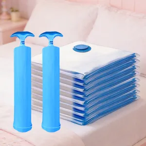 Vista dettagliata di sacchetti sottovuoto e pompa manuale blu per organizzare la biancheria.