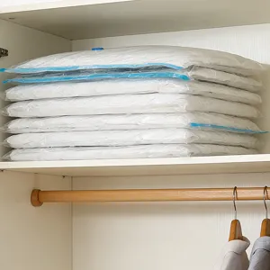Vista dettagliata dei sacchetti sottovuoto con pile ordinate di piumini e vestiti nell'armadio