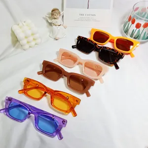 Trendige schmale rechteckige Jelly Sonnenbrille für Damen, stilvolle Retro Brille für den Alltag.