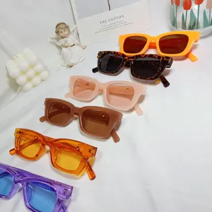Modische Geleefarbe kleine Rahmen Sonnenbrille Damen, schicke rechteckige Party Brille.