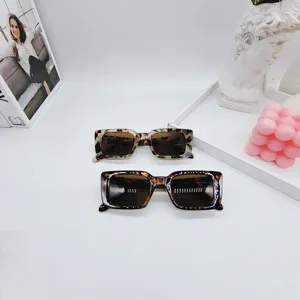 Vintage dames zonnebril met vierkant schildpadpatroon en stijlvolle mode-accessoires.
