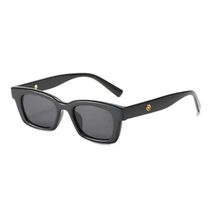 Modische schwarze dicke Sonnenbrille mit schicken goldenen Metalldetails fur Damen.
