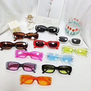 Occhiali da sole rettangolari piccoli alla moda, montatura colorata jelly per le donne.