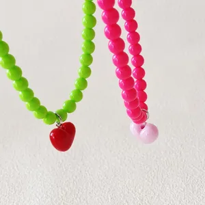 Bunte Perlenkette Detail, pinke und grüne Perlen mit niedlichen Herzanhängern für Damen.