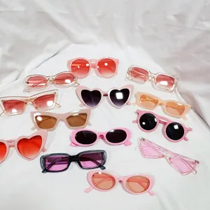 Nahaufnahme verschiedener modischer, süßer Sonnenbrillen in Rosa für stilvolle Fotoshootings.