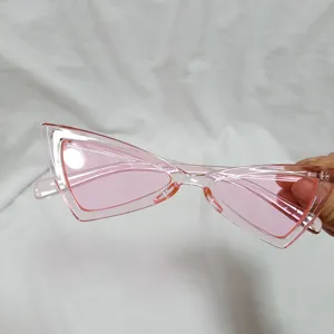 Rosa Katzenaugen Sonnenbrille für Damen, Retro Mode Brillen Detailansicht mit transparentem Rahmen.