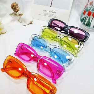 Occhiali da sole rettangolari piccoli e alla moda con montatura colorata in gelatina.