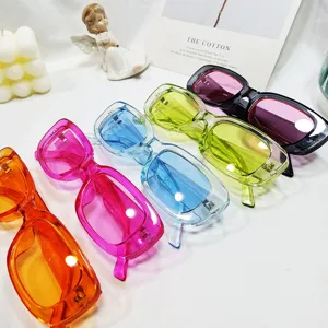 Occhiali da sole quadrati color gelatina alla moda da donna, montatura trasparente streetwear.