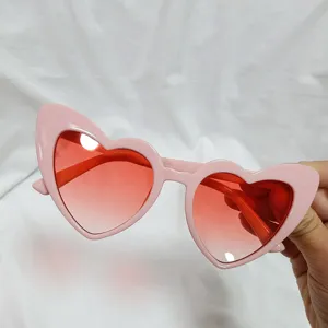 Rosa herzförmige Cat-Eye Sonnenbrille Detail, retro modische Damen Sonnenbrille für Fotoshooting.