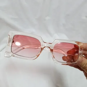 Rosa verlaufsgläser und transparenter rahmen sonnenbrille nahaufnahme detailansicht.