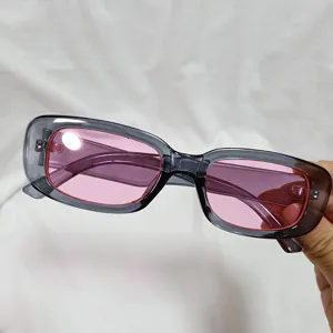 Detailansicht der Vintage Sonnenbrille mit grauem Rahmen und rosa Gläsern für Damen.
