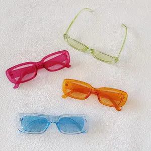 Set di occhiali da sole alla moda con montatura stretta e colore gelatina per donna.