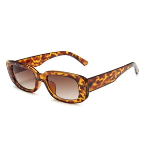 Occhiali da sole quadrati piccoli di tendenza con lenti sfumate stile moda donna.