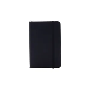 Gros plan d'un carnet noir rigide format A6 avec bande élastique de fermeture et couverture.