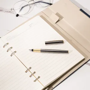 A5 Business Ringbuch Notizbuch Set mit edlem Einband, linierte Seiten und Metallstift.