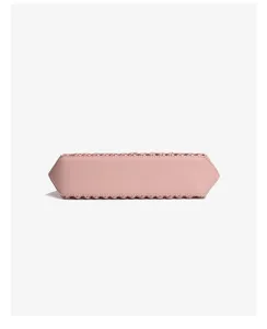 Detailansicht des rosa gewebten Baguette-Taschenbodens, feine Verarbeitung und Design.
