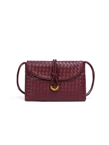 Sac à bandoulière en cuir tressé, élégant modèle enveloppe avec fermoir métallique chic.