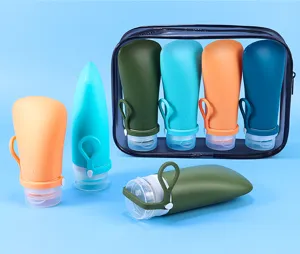 Vista dettagliata del set di flaconi da viaggio in silicone con cinturini e borsa trasparente.