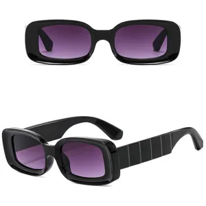 Schicke Retro klobige Sonnenbrille mit Farbverlauf-Gläsern und gerippten breiten Bügeln.