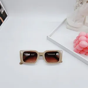 Retro dikke vierkante zonnebril voor dames, stijlvolle vintage bril voor dagelijkse look.