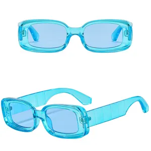 Modische quadratische Sonnenbrille mit hellblauen transparenten Gestellen und Gläsern.