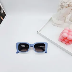 Stijlvolle lichtblauwe vierkante zonnebril detailopname, retro modebril met gegradueerde lenzen.