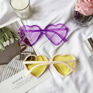 Ensemble de lunettes de soleil tendance en forme de cœur avec montures violette et beige.