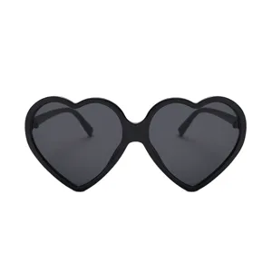 Rétro lunettes de soleil cœur noir pour femmes mode style de rue mignonnes lunettes de soleil