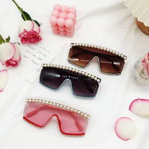 Lunettes de soleil sans monture pour femmes avec perles et strass decoratives tendance.