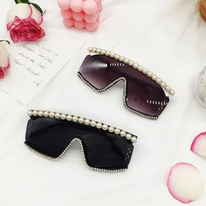 Luxueuses lunettes de soleil oversize perles strass pour femmes, mode élégante et chic.