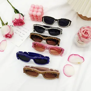 Lunettes de soleil carrees elegantes en strass pour femmes, lunettes de soleil tendance.