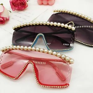 Vue détaillée de lunettes de soleil tendance décorées de perles et strass pour femmes.