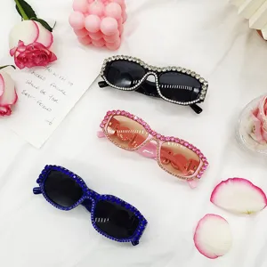 Tendance lunettes de soleil strass pour femme, détails de cristal étincelants et chic.