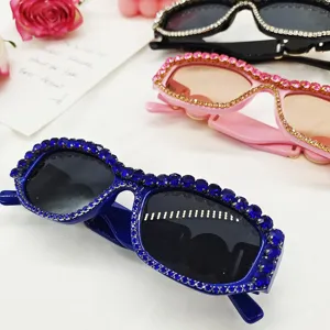 Lunettes de soleil strass pour femmes, carrées cristal luxe tendance, lunettes podium chic.