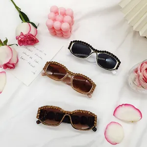 Vue détaillée de lunettes de soleil tendance en strass pour femmes, avec des accents de cristaux.