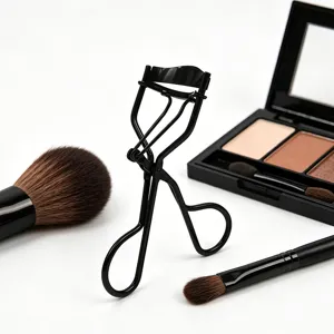 Piegaciglia professionale in metallo nero per un trucco naturale e styling perfetto.