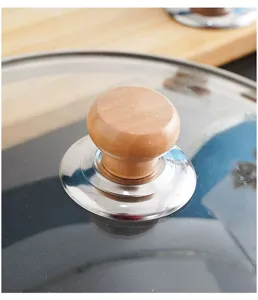 Detailaufnahme des universellen Holztopfdeckelgriffs mit Edelsstahlsockel, hitzebeständig.