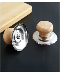 Detailansicht von Ersatz-Topfdeckelgriffen aus Holz und Edelstahl mit Schraube.