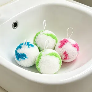 Vue rapprochée de jolies boules de nettoyage en chenille colorée placées dans un lavabo.
