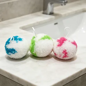 Détail de boule de nettoyage de salle de bain avec trois brosses rondes duveteuses et attaches.