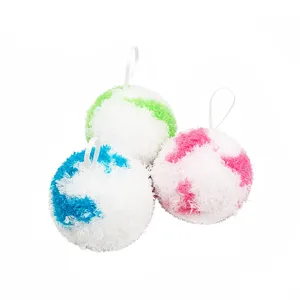 Ensemble de trois boules de nettoyage éponge de bain duveteuses colorées avec boucles.