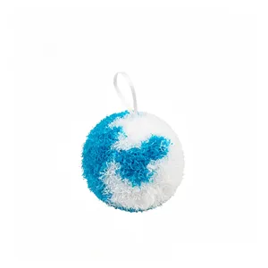 Gros plan détaillé de la boule de nettoyage de salle de bain en peluche bleue et blanche.