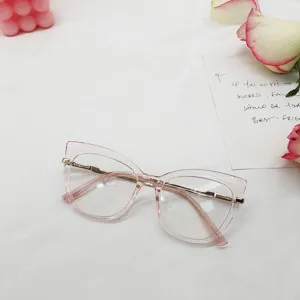 Montura de gafas graduadas ojo de gato rosa, transparente TR90 con detalles metálicos.